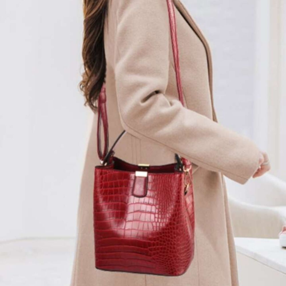 Red Faux Leather Handbags, Crossbody Bag, Purse, Shoulder Bag, Tote - Picture 2 of 10